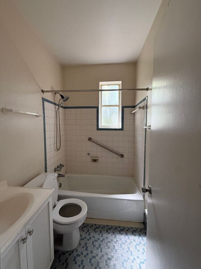 Building Photo - Charming 2-Bedroom Home — Available Now at 1228 Riverbank Court, Jacksonville, FL