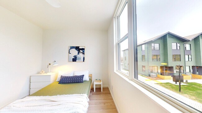 Building Photo - Professional Coliving - Private Room & Wal...