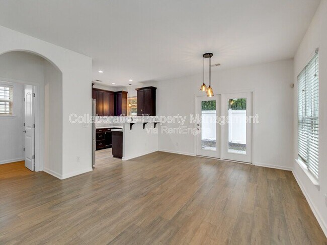 Building Photo - 590 Summer Hill Way