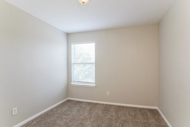 Building Photo - 1910 Emerald Pathway Dr