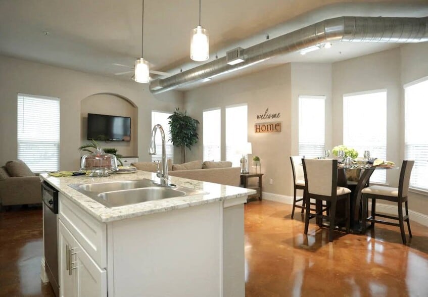 Building Photo - Kings Cove