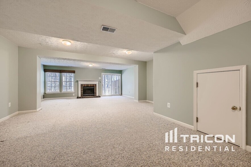 Building Photo - 9851 Bayline Cir
