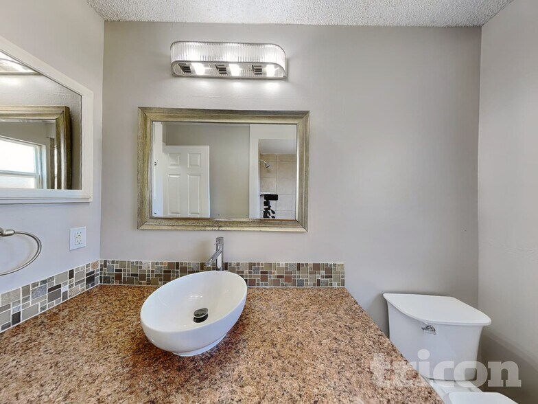 Building Photo - 13415 Twin Lake Ave