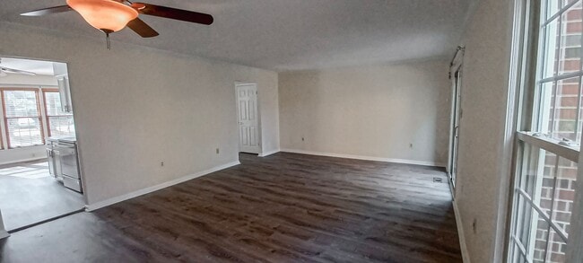 Building Photo - Very Charming 3 Bedroom And 2.5 Bathroom Townhouse With Private Deck In Country Creek