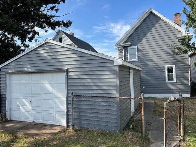 Building Photo - 165 Roland Ave