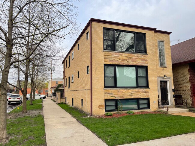 Building Photo - 5259 N Leamington Ave