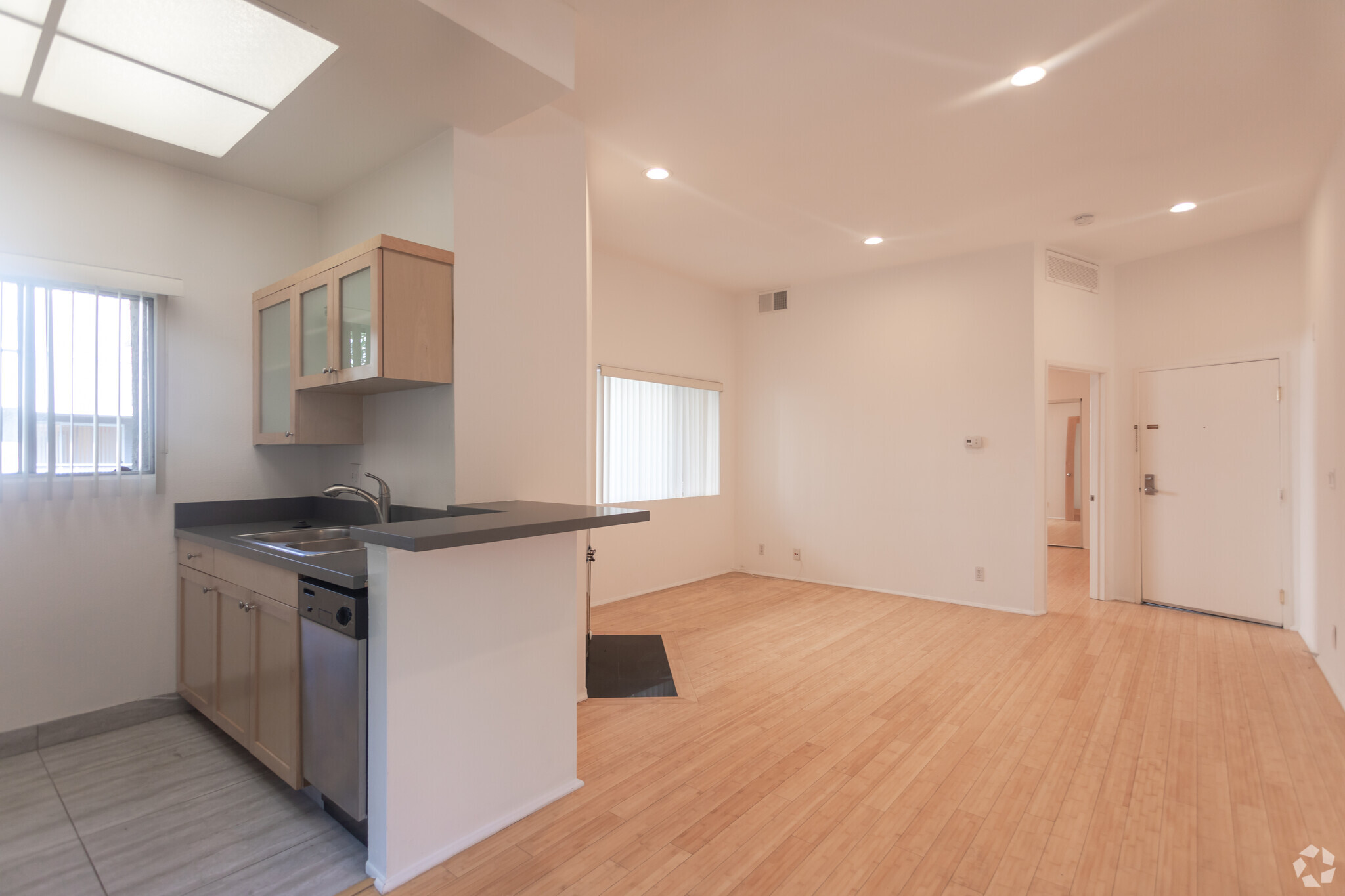 1BR,1BA- 700SF - Kitchen - Enclave Apartments