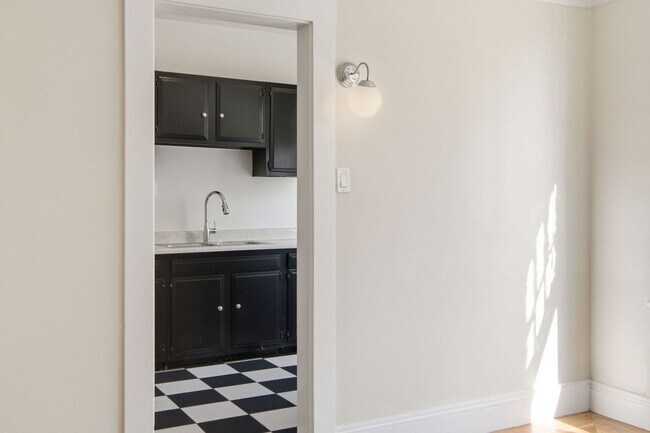 Building Photo - 2100 Post St