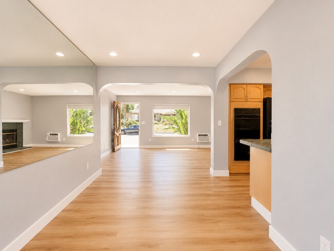 Building Photo - Amazing 3 Bedroom 2 Bath House in Best Neighborhood