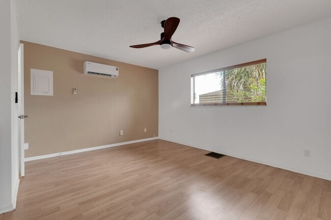Building Photo - Charming 1BR Condo in Palm Bay