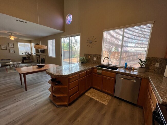 Building Photo - 3 bedroom + a loft in desirable Manteca!