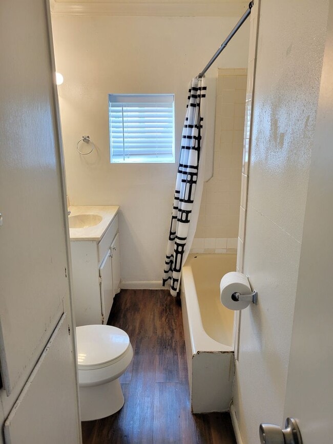 Building Photo - LARGE HOME WITH FENCED YARD NEAR LOCKWOOD ELEMENTARY SCHOOL