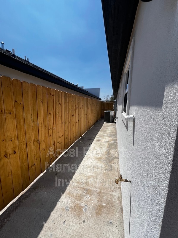 Building Photo - 2011 Selena St