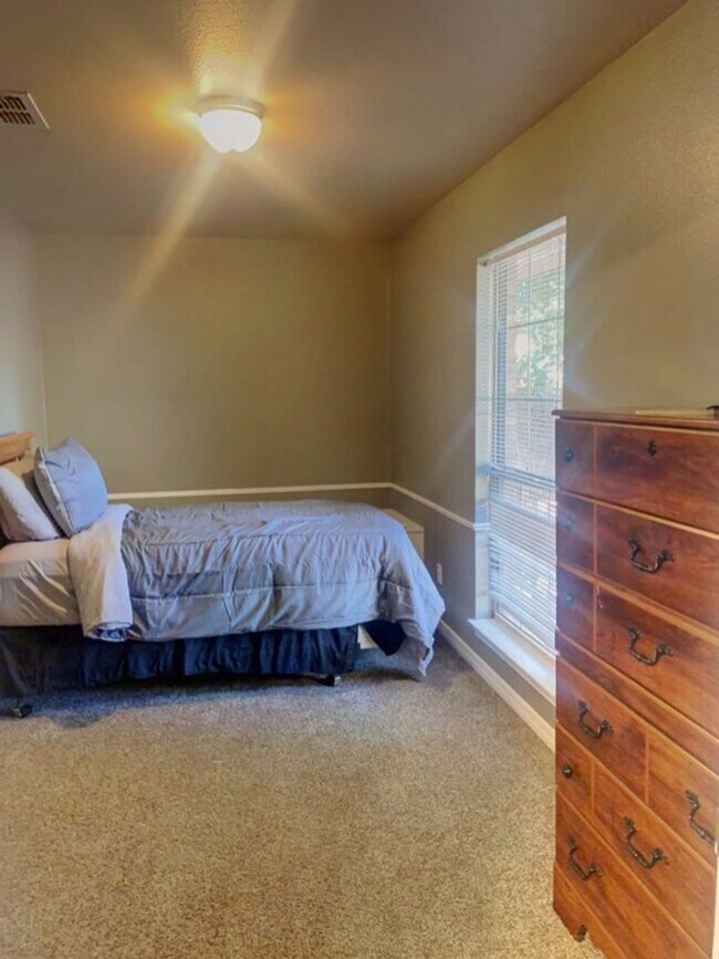 Building Photo - RENTAL Fully Furnished 4 bedroom home