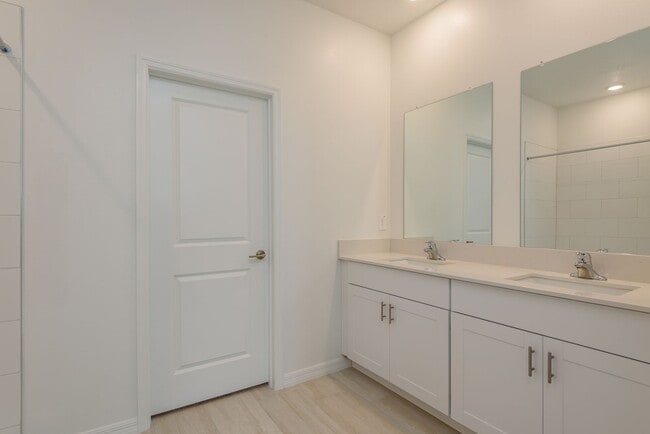 Building Photo - 18234 Pleasantview Blvd