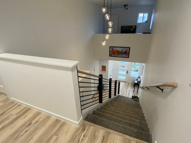 Building Photo - Beautiful 3 bed 2.5 bath Townhome