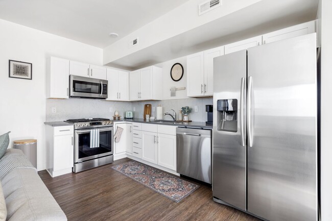 Building Photo - Modern 2 Bed / 2 Bath Townhome in Salt Lak...