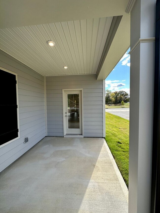 Building Photo - 2BR/3BA End Unit Townhome in Pringle Towns