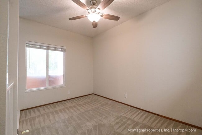 Building Photo - Spacious Townhome - GARAGE - Light and Bri...