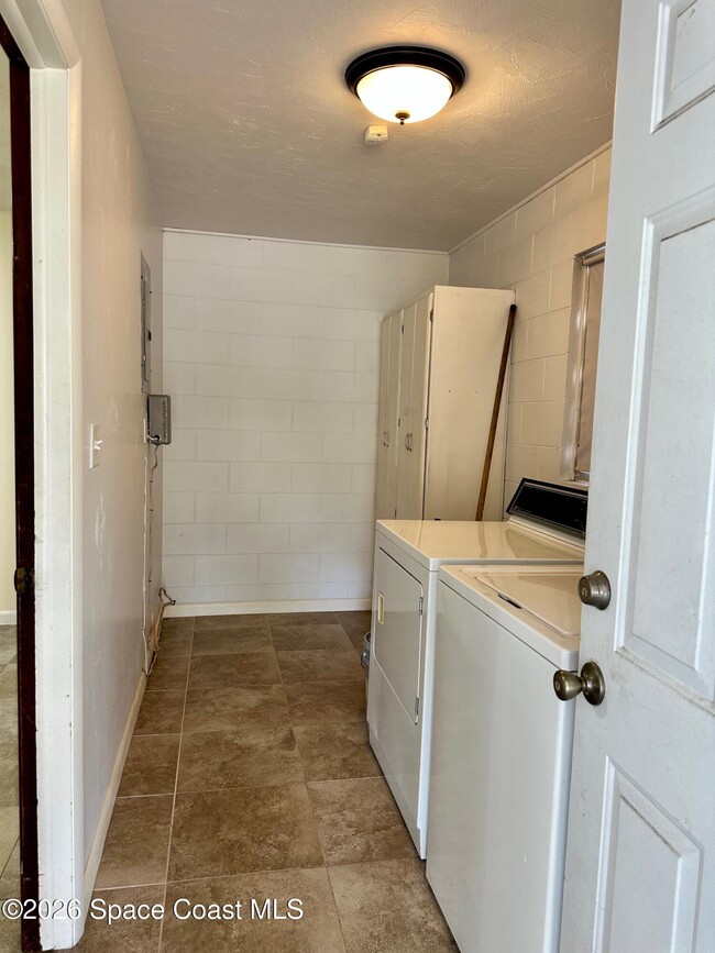 Building Photo - 680 Birchwood Ln