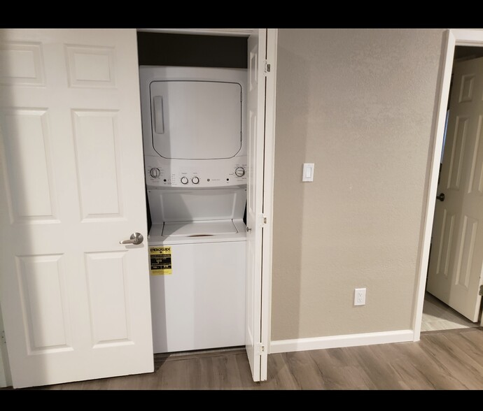 Building Photo - 11839 Parliament St