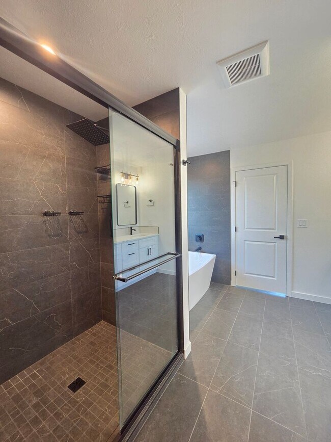 Building Photo - $2,500 - 4 Bed / 2.5 Stunning Home in Five Mile Prairie Neighborhood