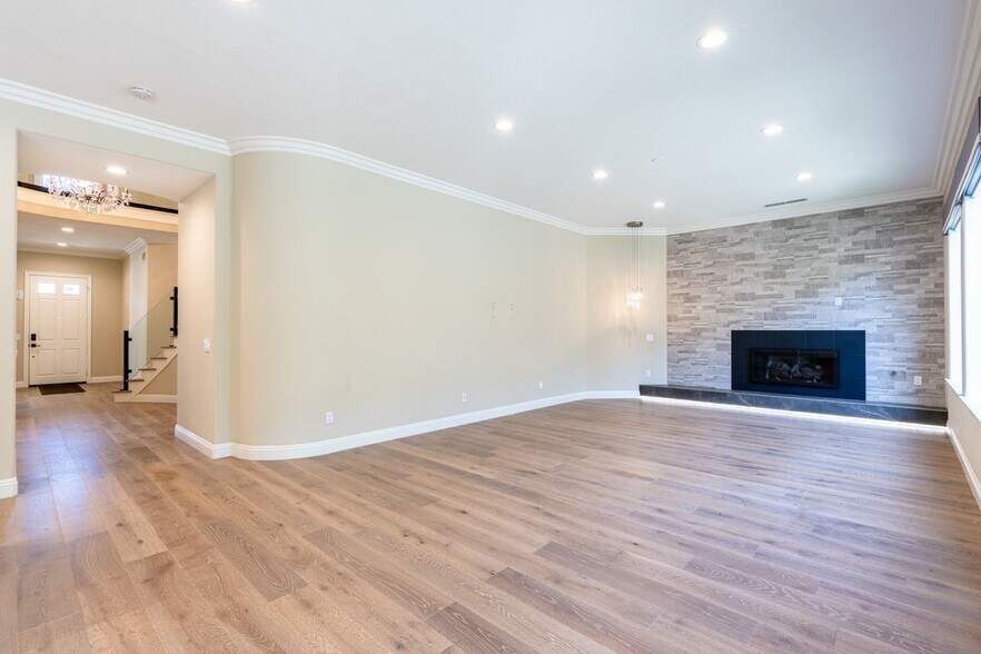 Building Photo - 6 Heather