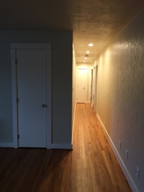 Building Photo - Modern Remodel 2br 1000sqft Private/End un...