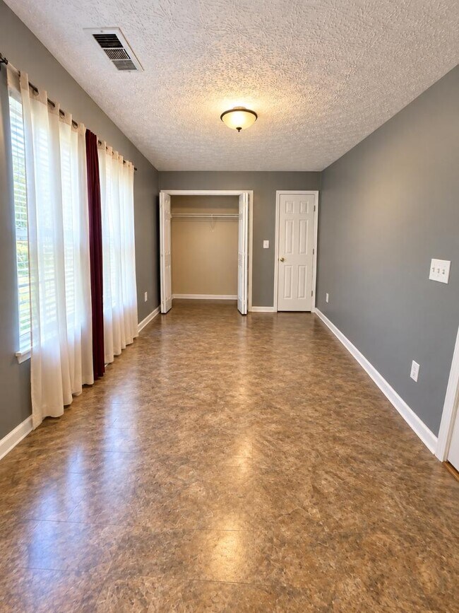 Building Photo - 201 Derek Ct