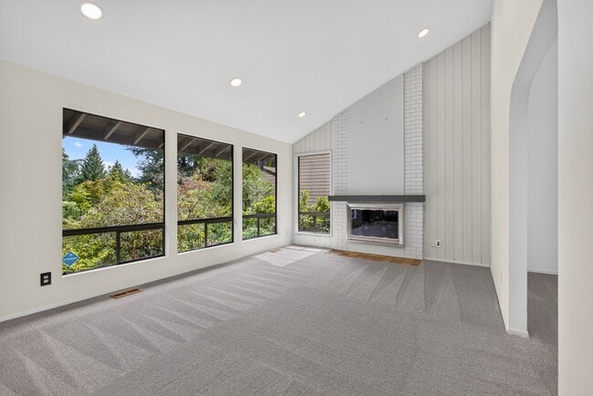 Building Photo - Mid-Century Gem with Hot Tub, Large Deck, and Bonus Rooms in Issaquah – 4 Bed, 3 Bath, 2,940 Sq Ft
