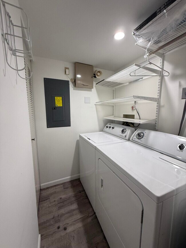 Building Photo - 6670 Villa Sonrisa Dr