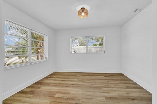 Building Photo - 702 Sunset Dr