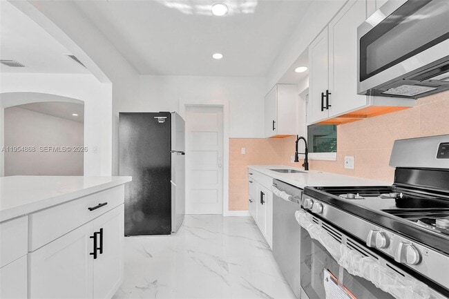 Building Photo - 9173 Byron Ave