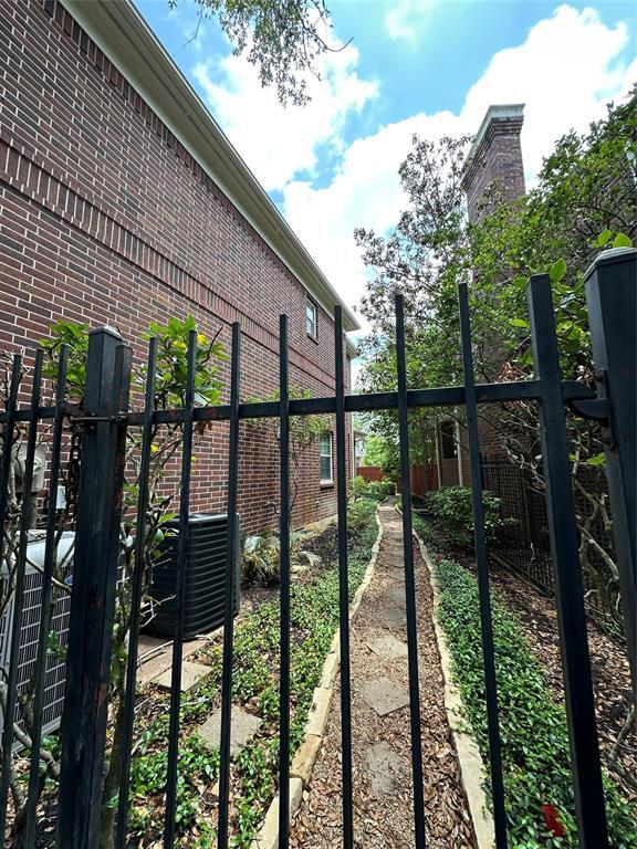Building Photo - 17 Ambleside Crescent Dr