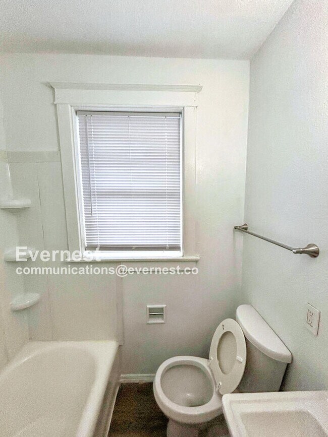 Building Photo - 2 Bed/1 Bath Townhome with Balcony / Pet-Friendly / Vouchers Accepted / Coming Soon!