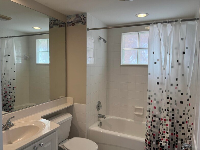 Building Photo - 3368 Greenway Dr