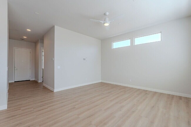 Building Photo - 6041 E Valley Way