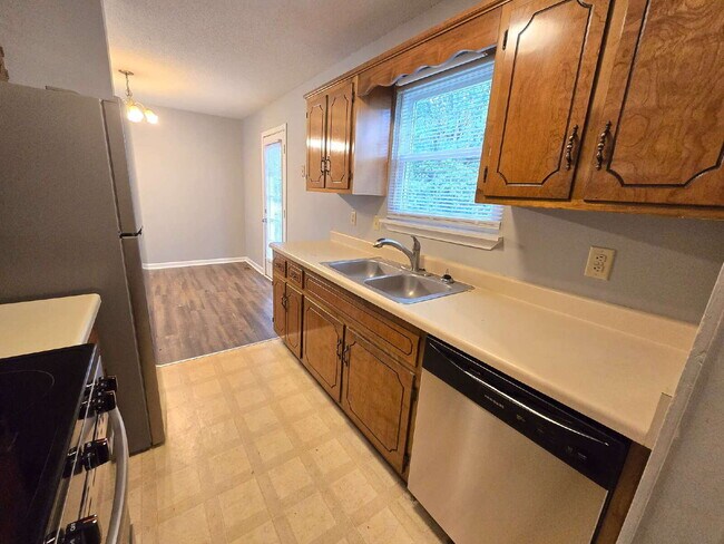 Building Photo - 572 Danielle Dr