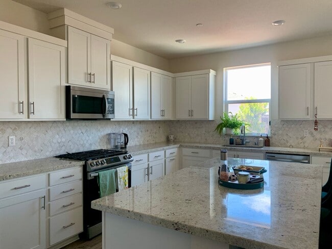 Building Photo - 4 Bedroom Home in Hollister with 3 Full Bathrooms and Central A/C
