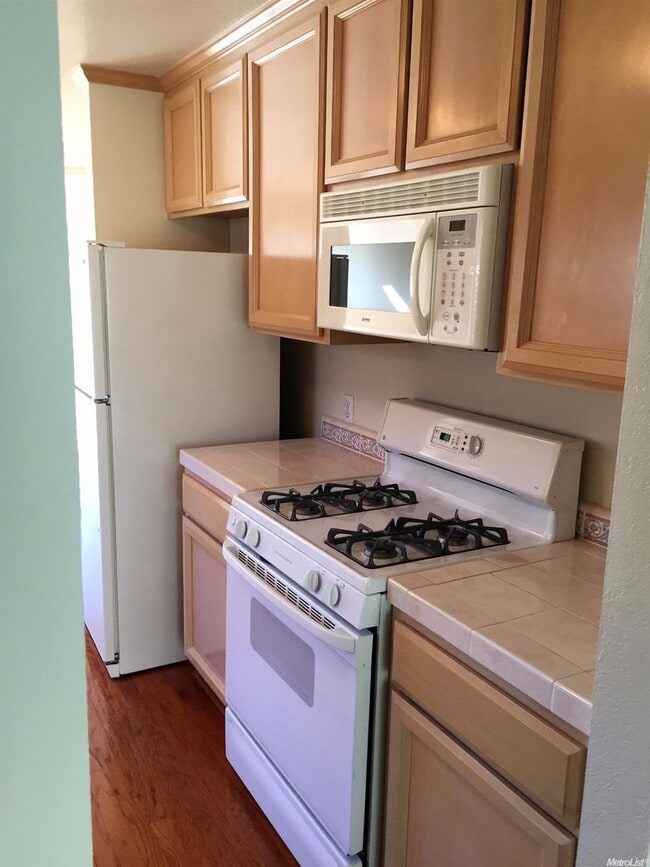 Building Photo - 3 bed 2 bath House