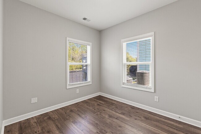 Building Photo - Luxury End-Unit Townhome Near 386 & Long Hollow Pike | Designer Finishes, Prime Location & Mainte...