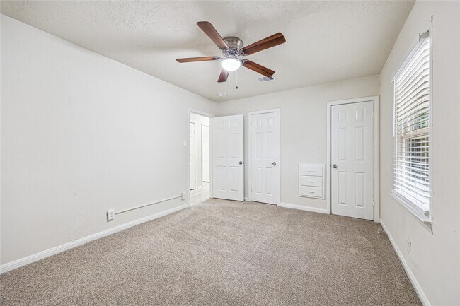 Building Photo - 2511 Evergreen Dr