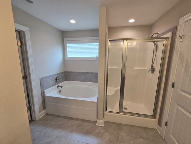Building Photo - 1404 Friar Rock Cir