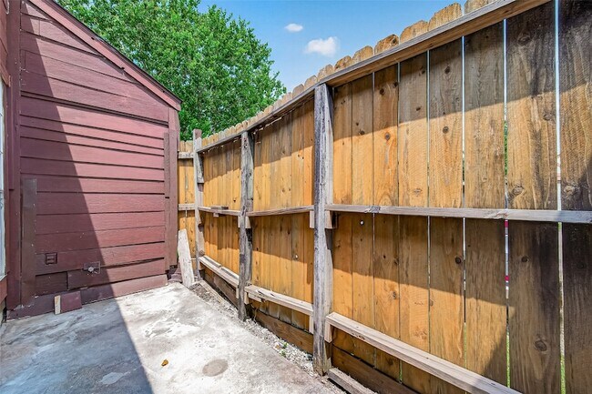 Building Photo - 2523 Creekway Cir