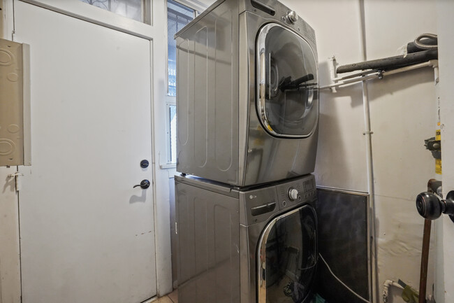 Laundry Room - 2944 Kenwood Ave