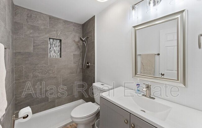 Building Photo - 12024 W Cross Dr