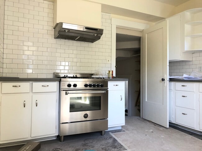 Building Photo - Wonderful University District 8 bedrooms house!