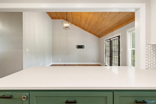 Building Photo - 2211 Cecille Dr SW