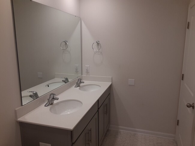 Building Photo - Charming Four Bedroom Home in Southeast Columbia!