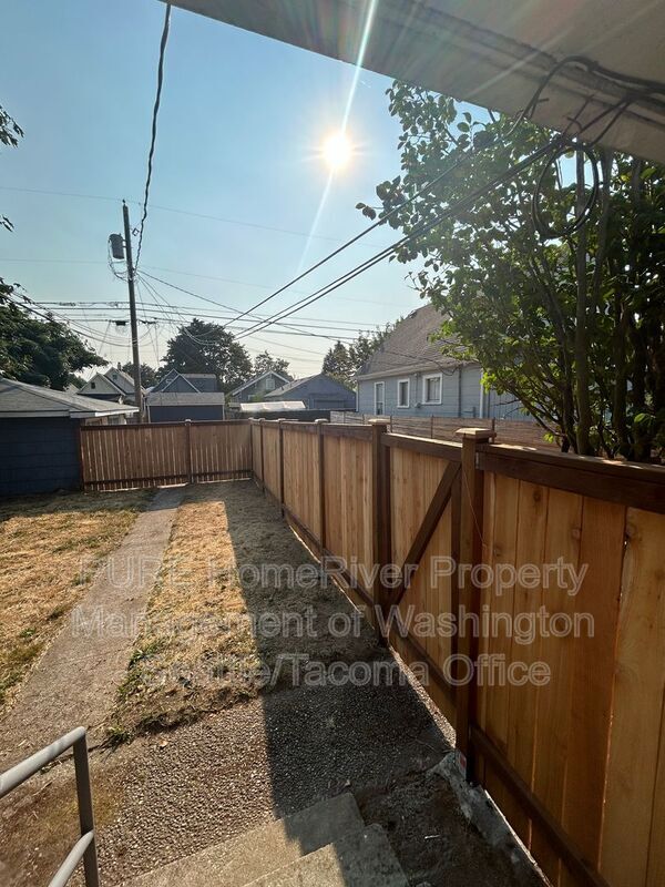 Building Photo - 721 S Ainsworth Ave